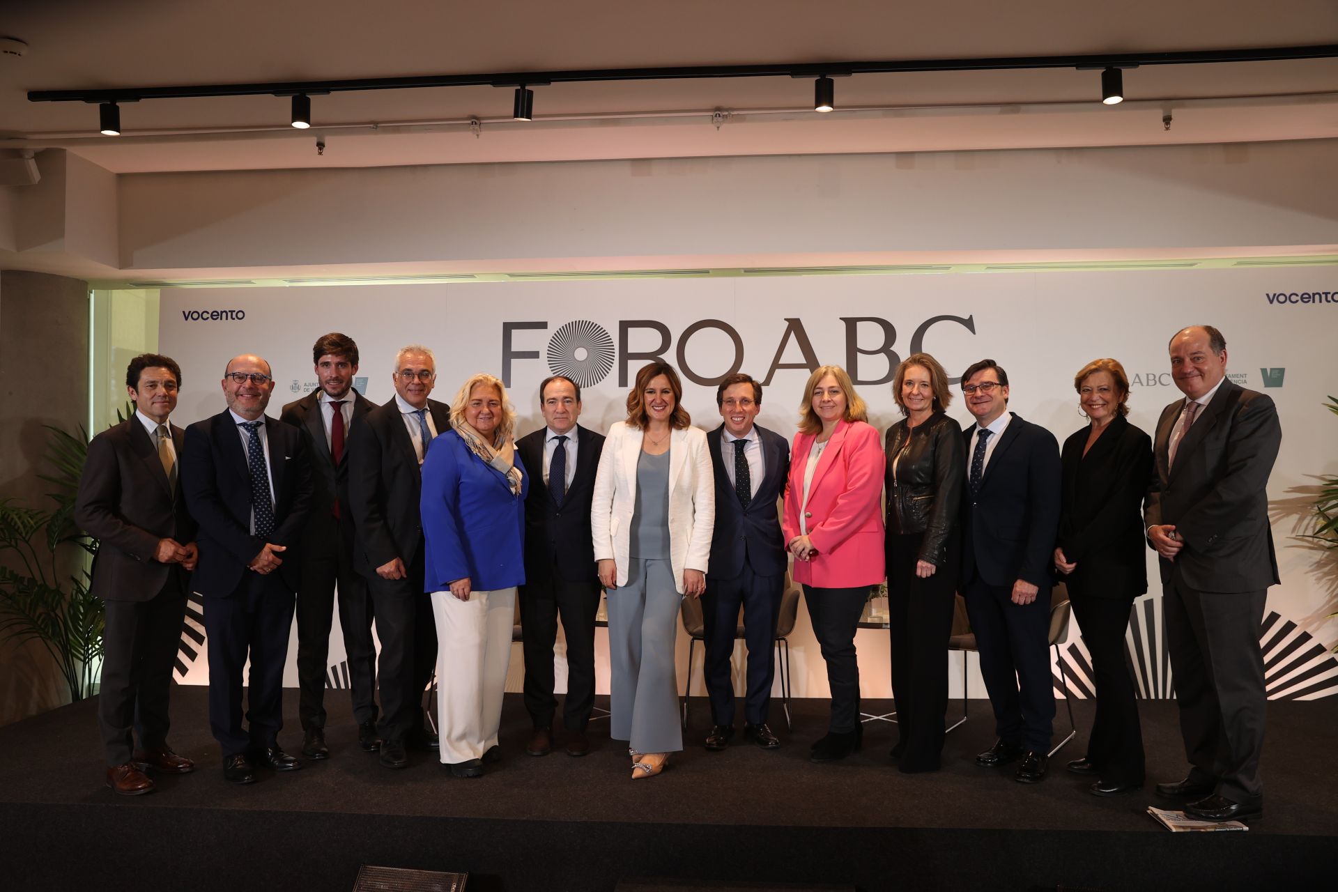 Foto de grupo con los gobiernos municipales de Valencia y Madrid