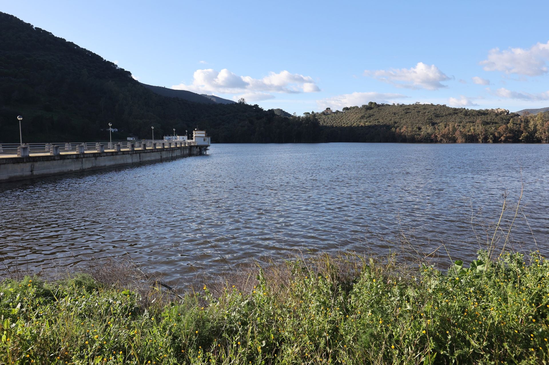 El espectacular desembalse del pantano del Guadalmellato, en imágenes