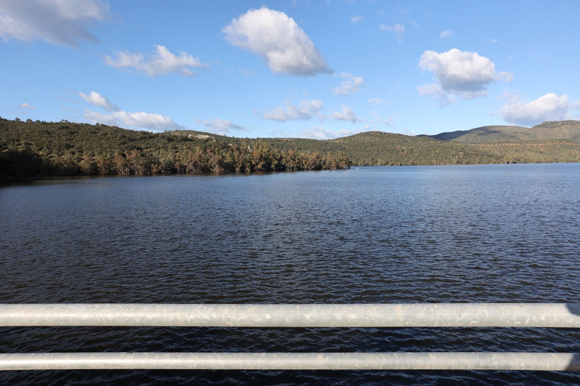 El espectacular desembalse del pantano del Guadalmellato, en imágenes