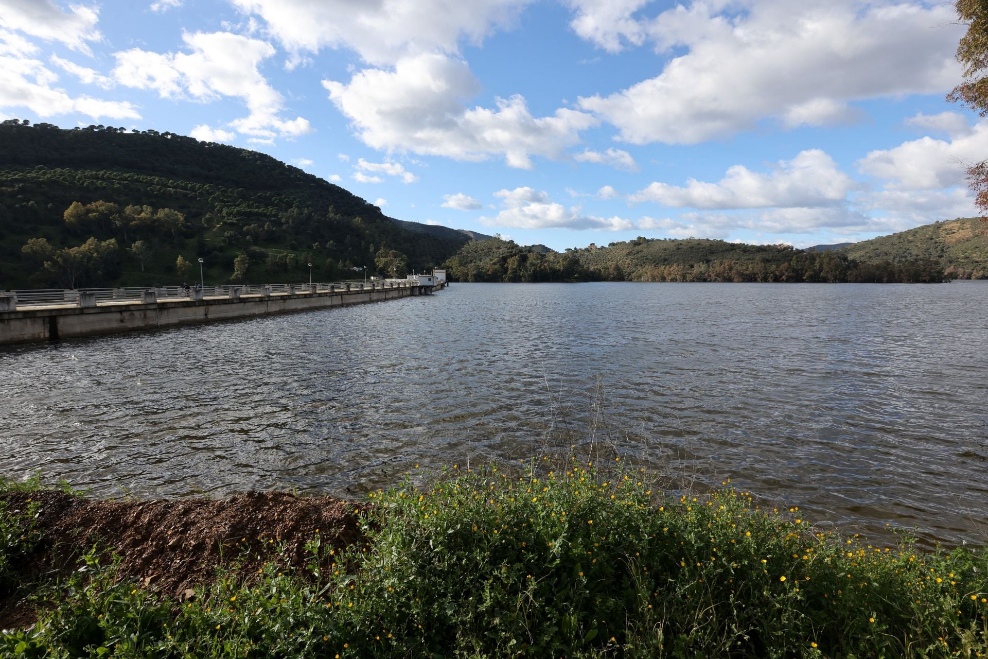 El espectacular desembalse del pantano del Guadalmellato, en imágenes