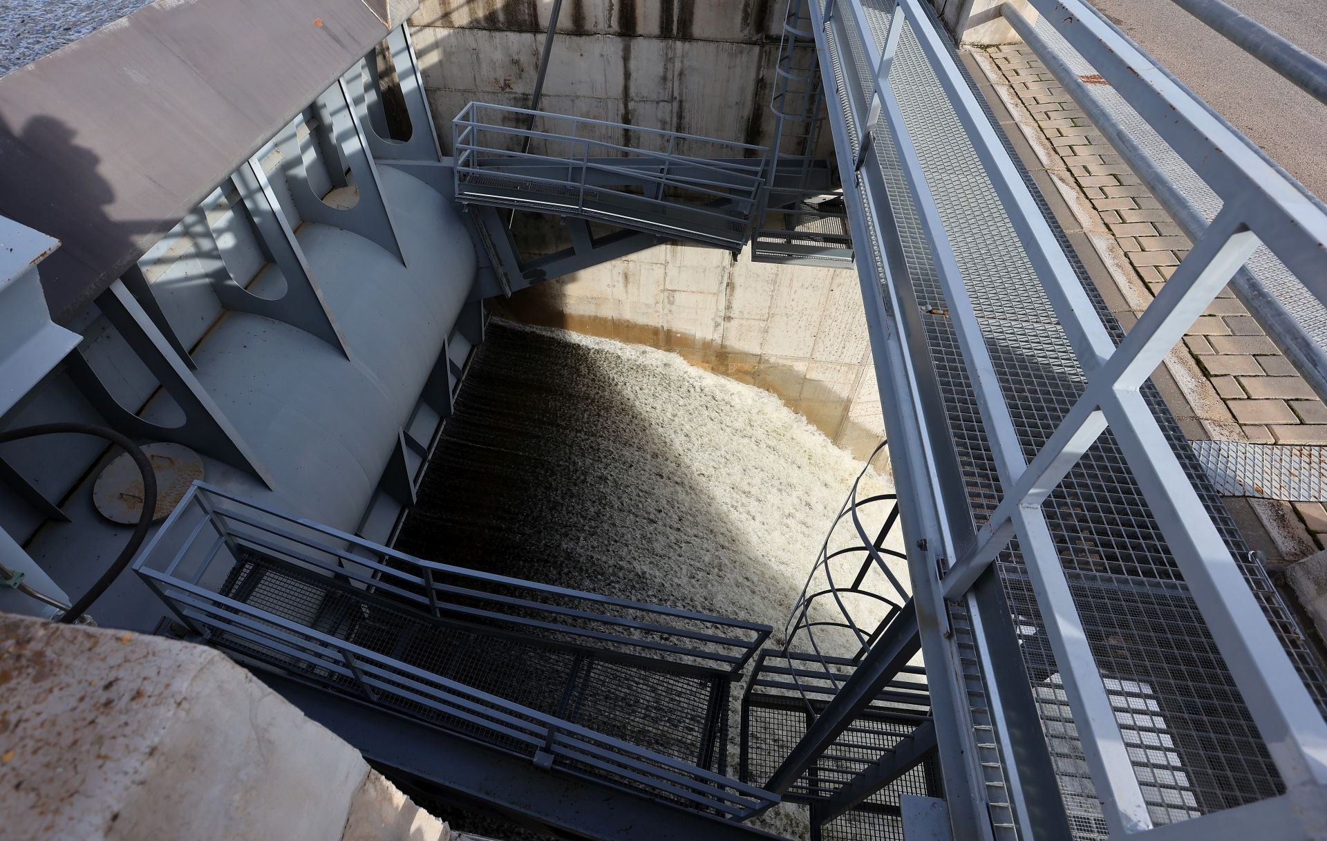 El espectacular desembalse del pantano del Guadalmellato, en imágenes