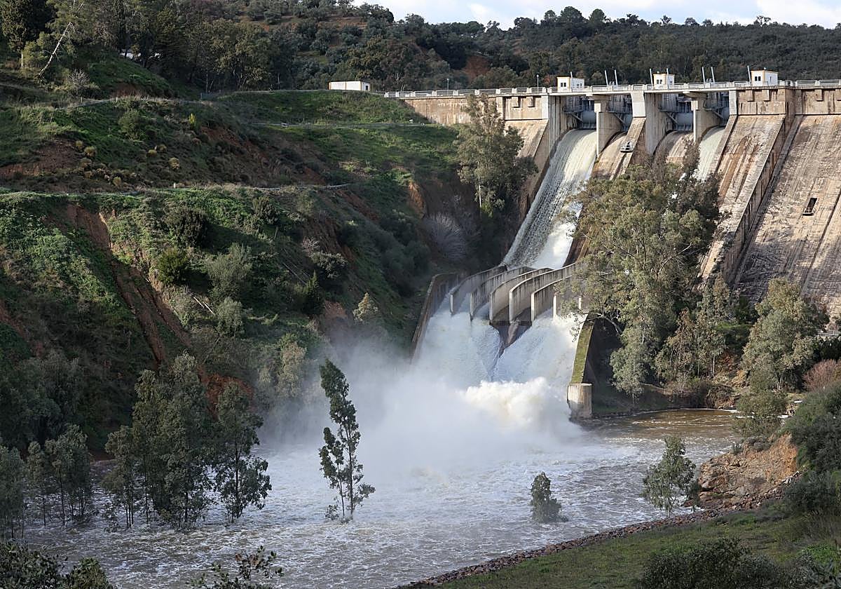Imagen del pantano del Guadalmellato desembalsando este jueves