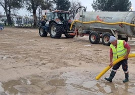 Almonte adecenta las calles del Rocío tras las lluvias para celebrar la Candelaria