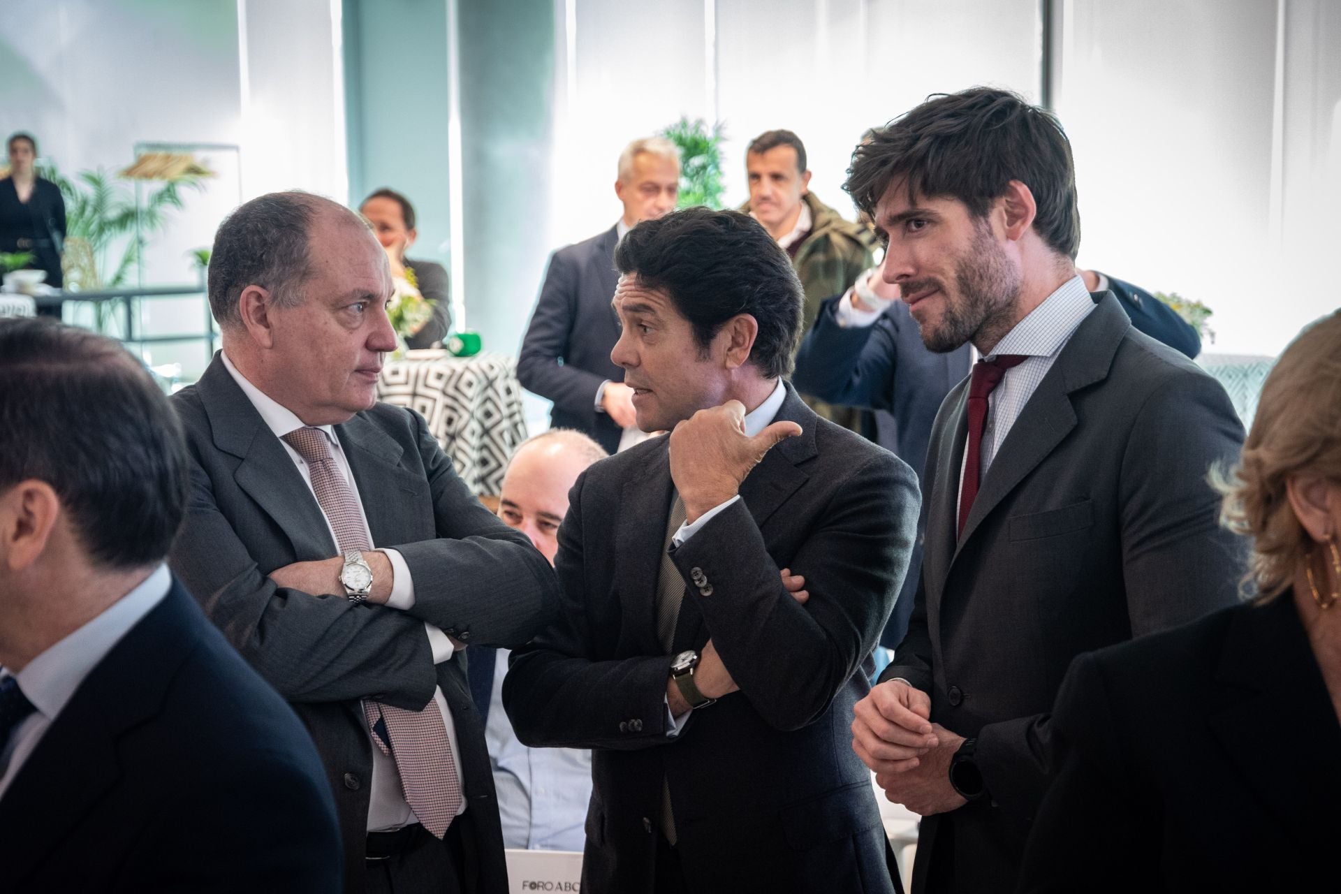  José Marí Olano, concejal de Grandes Proyectos y Patrimonio en Valencia (izqd) conversa con Carlos Mundina López, concejal, y Juan Carlos Caballero, concejal y portavoz del Gobierno municipal