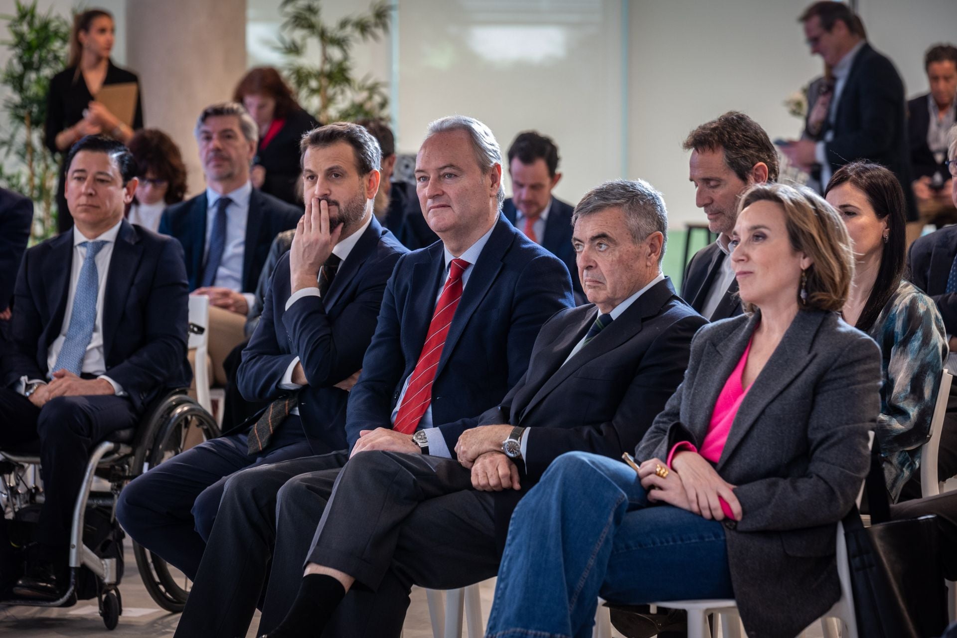 De derecha a izquierda: Cuca Gamarra, secretaria general del PP; Gonzalo Zarranz, presidente de Las Provincias; Alberto Fabra, expresidente de la Generalitat Valenciana; Juan Fernández-Miranda, corresponsal político y adjunto al director de ABC; y Borja Fanjul, presidente del pleno del Ayuntamiento de Madrid.