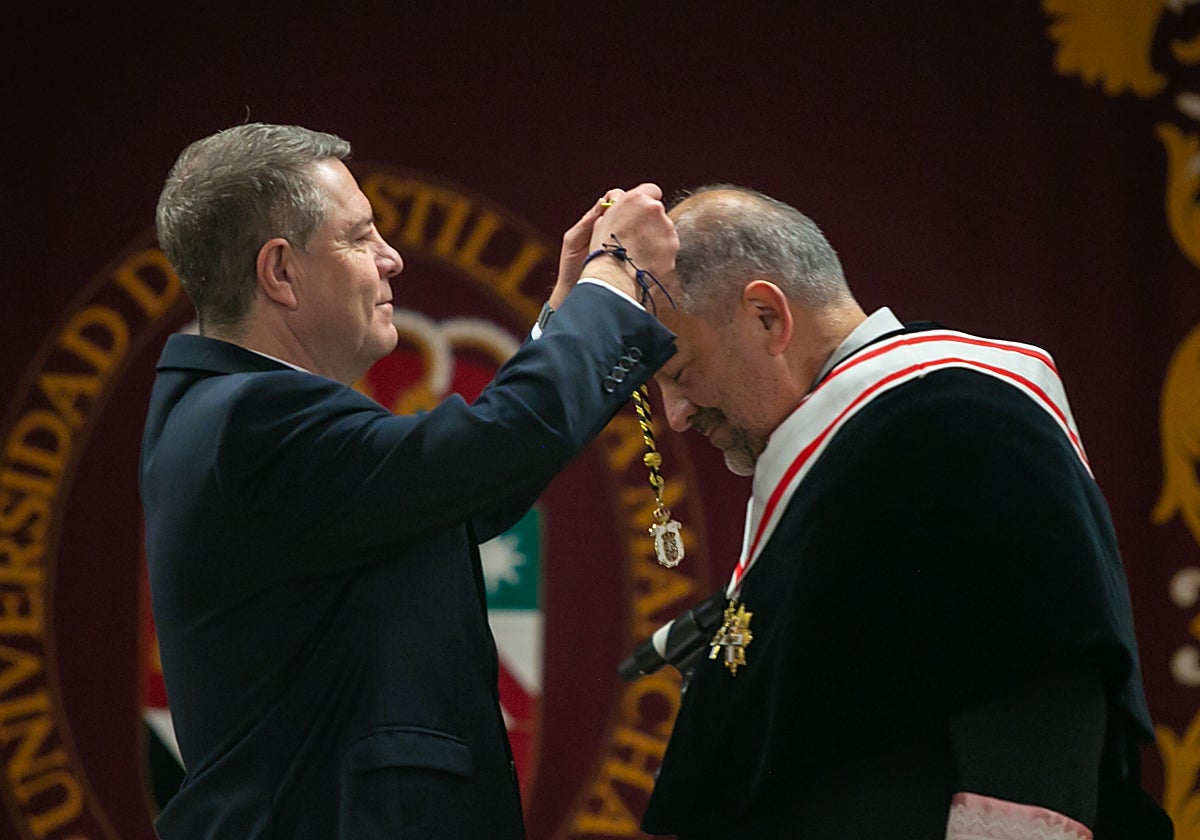 Page impone el collar de rector a Julián Garde en su toma de posesión