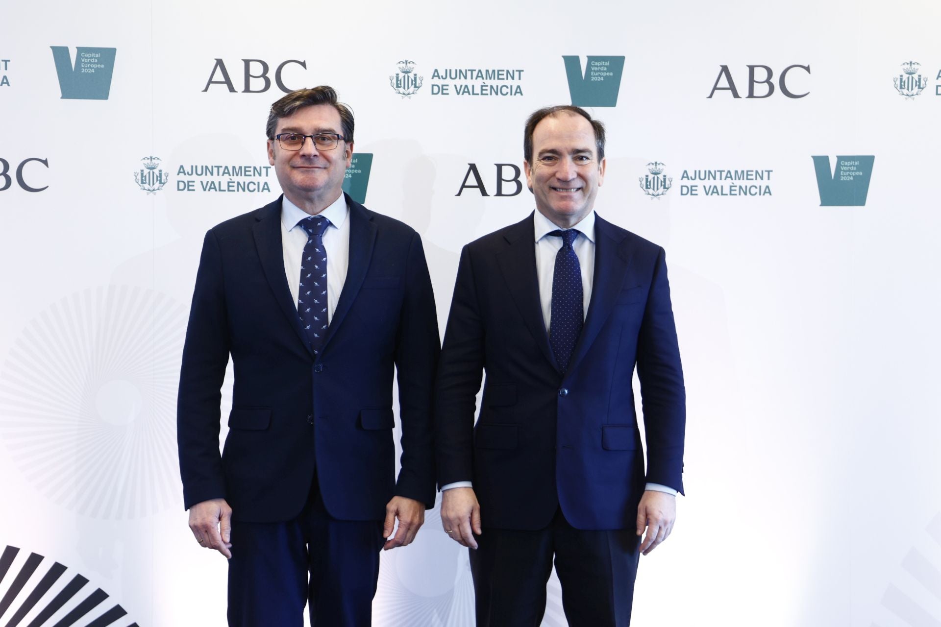 Álvaro González López, delegado del Área de Gobierno de Políticas de Vivienda del Ayuntamiento de Madrid, con Borja Carabante, delegado del Área de Urbanismo, Medio Ambiente y Movilidad