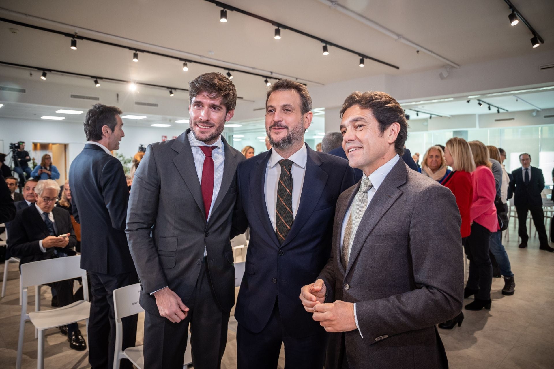 Juan Carlos Caballero, concejal y portavoz del Gobierno valenciano (izq) y el concejal Carlos Mundina López (dcha), posan con Juan Fernández-Miranda, corresponsal político y adjunto al director de ABC