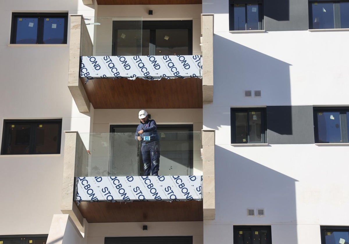 Un operario trabajando en una nueva promoción de vivienda en Córdoba