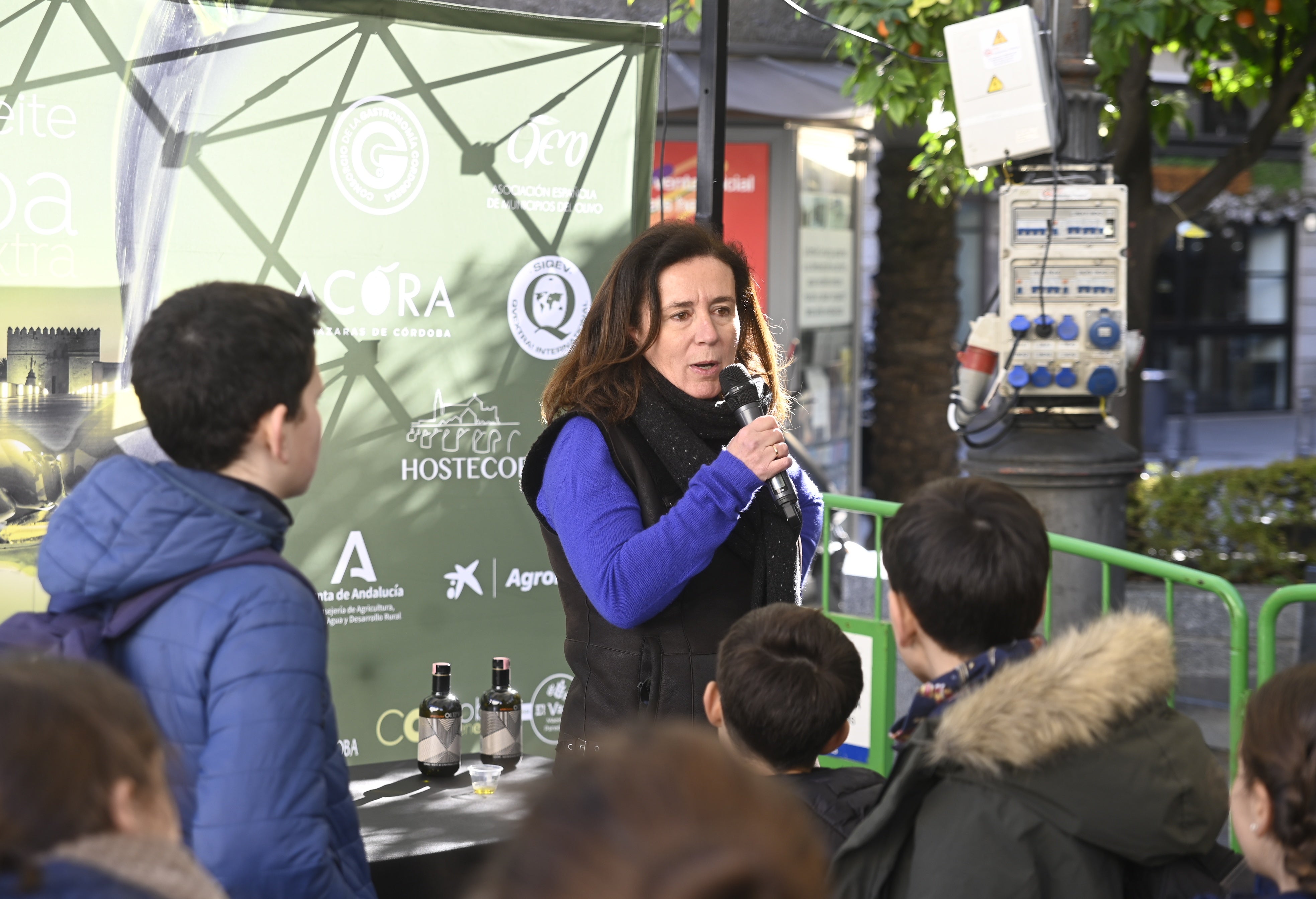 Toma pan y moja: así se vive en Las Tendillas el festival del aceite de oliva virgen extra de Córdoba