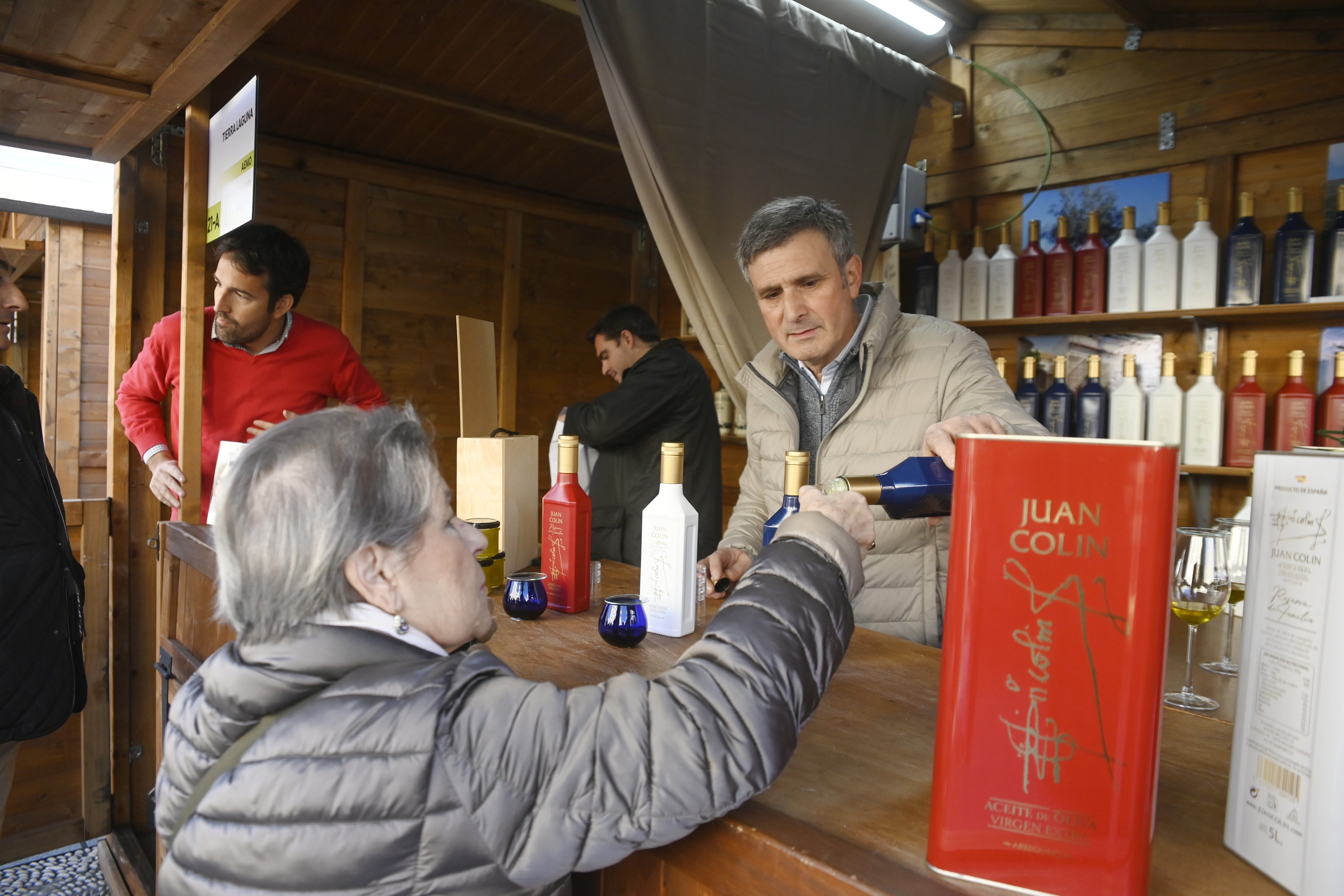 Toma pan y moja: así se vive en Las Tendillas el festival del aceite de oliva virgen extra de Córdoba