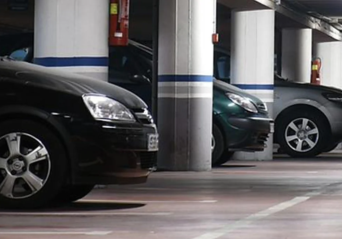Coches estacionados en un aparcamiento en foto de archivo