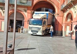 Un camión daña parte de uno de los principales arcos de la plaza de la Corredera en Córdoba