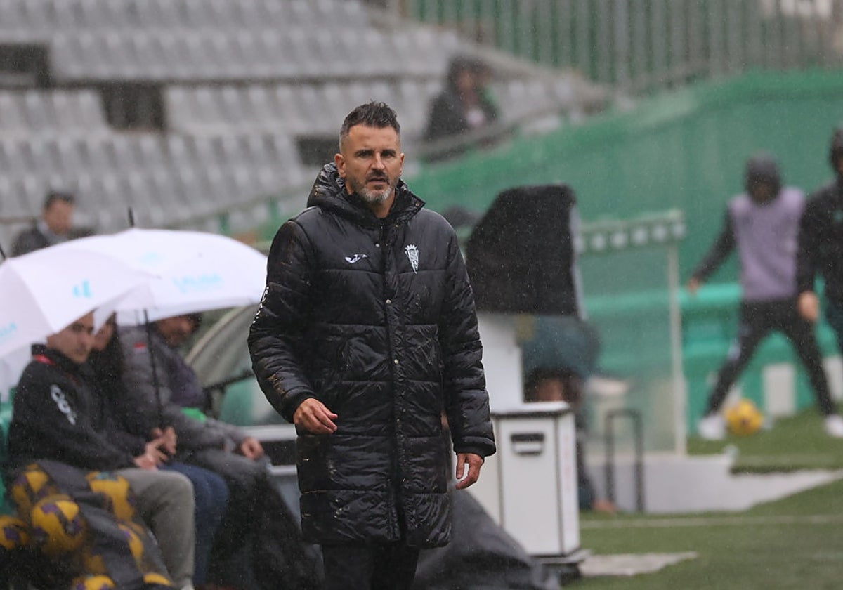 El técnico blanquiverde Iván Ania