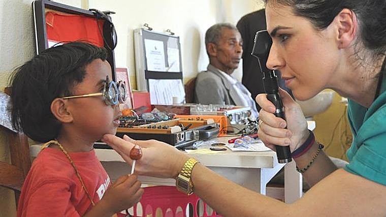 Una doctora de la Fundación observa a un niño en la expedición 'Madagasr V'