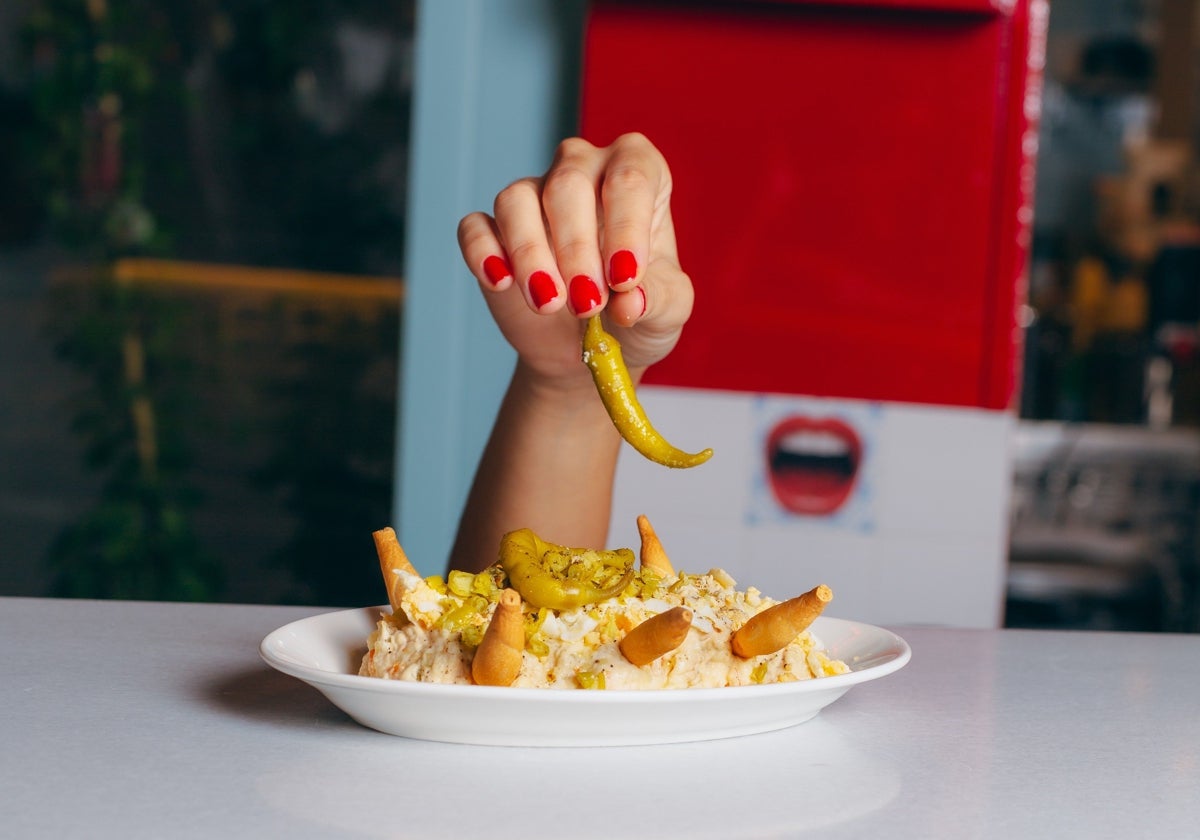 La clásica ensaladilla rusa con piparras y picos de Jerez, al igual que otras tapas y platillos de siempre, se elevan, pero no sus precios, en el simpático ambiente de este singular restaurante