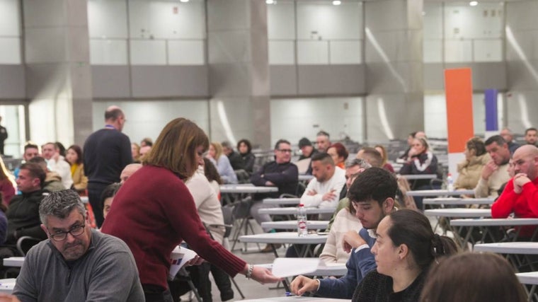 Una examinadora junto a un grupo de opositores en el Centro de Convenciones este sábado