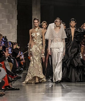 Imagen secundaria 2 - Desfile de Juana Martín en la Semana de la Alta Costura de París