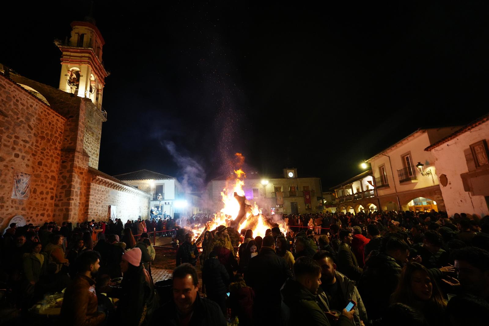 La impresionante Fiesta de la Candelaria de Dos Torres, en imágenes