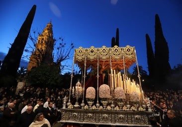 La mirada de la Virgen de la Candelaria ilumina las calles de Córdoba en la procesión triunfal del 50 aniversario del Huerto