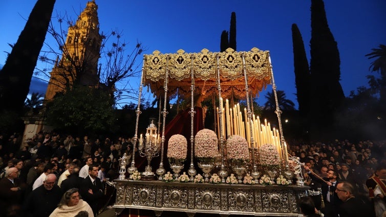 La mirada de la Virgen de la Candelaria ilumina las calles de Córdoba en la procesión triunfal del 50 aniversario del Huerto