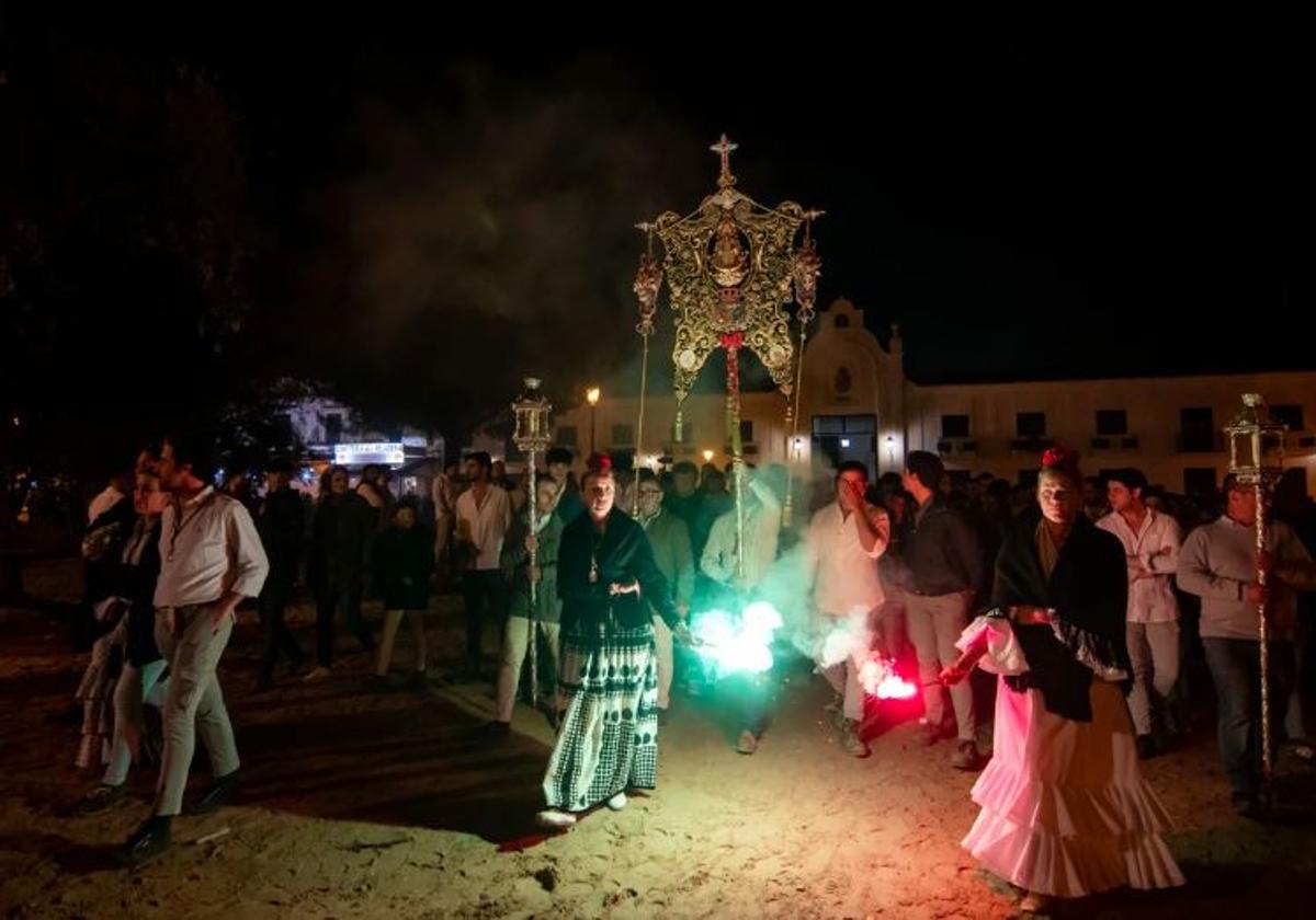 Rosario previo a la salida de la Virgen del Rocío