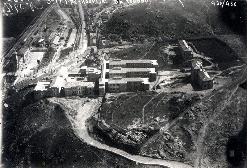 En la vista aérea del nuevo Hospital Provincial (hacia 1932) se aprecian los pabellones levantados y su entono aún en obras. Archivo Municipal de Toledo