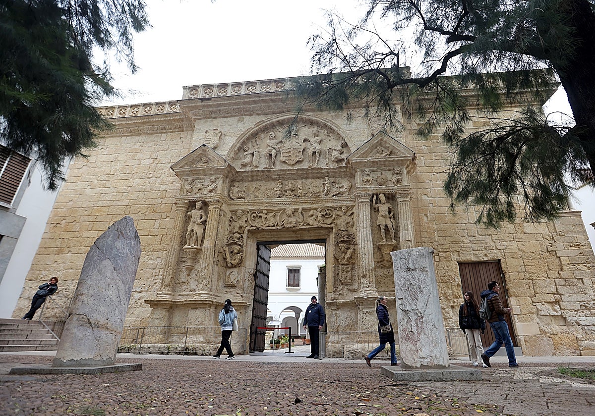 Portada del palacio de los Páez de Castillejo, acceso al palacete objeto de la rehabilitación pendiente