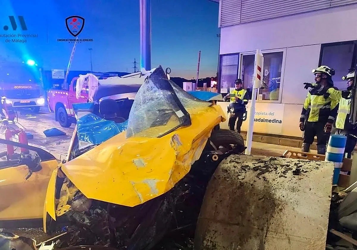 Estado del vehículo tras la colisión en una imagen del Consorcio Provincial de Bomberos de Málaga