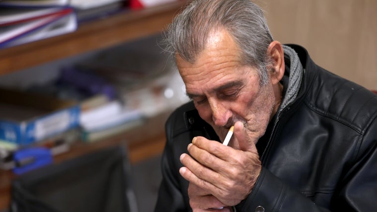 El entrevistado enciende un cigarrillo al inicio de la charla con ABC