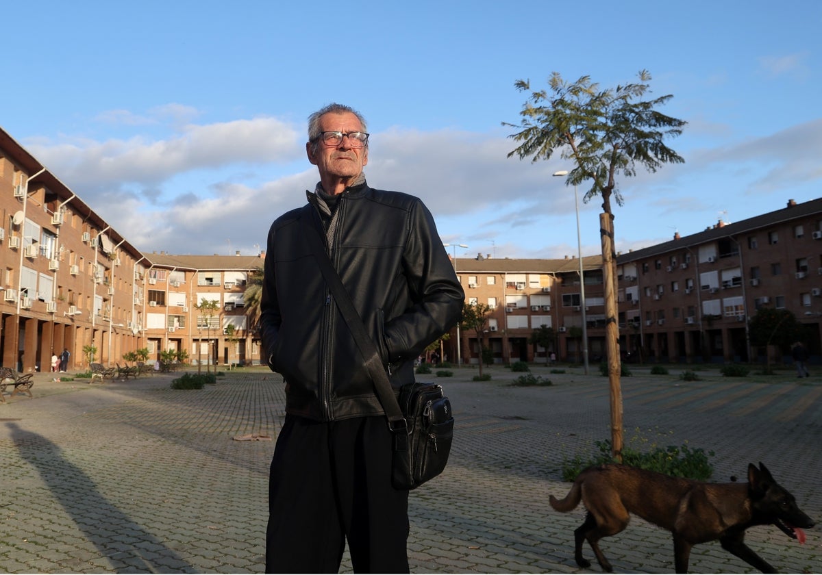El vicepresidente de la asociación de vecinos La Unidad, en un patio de su barrio