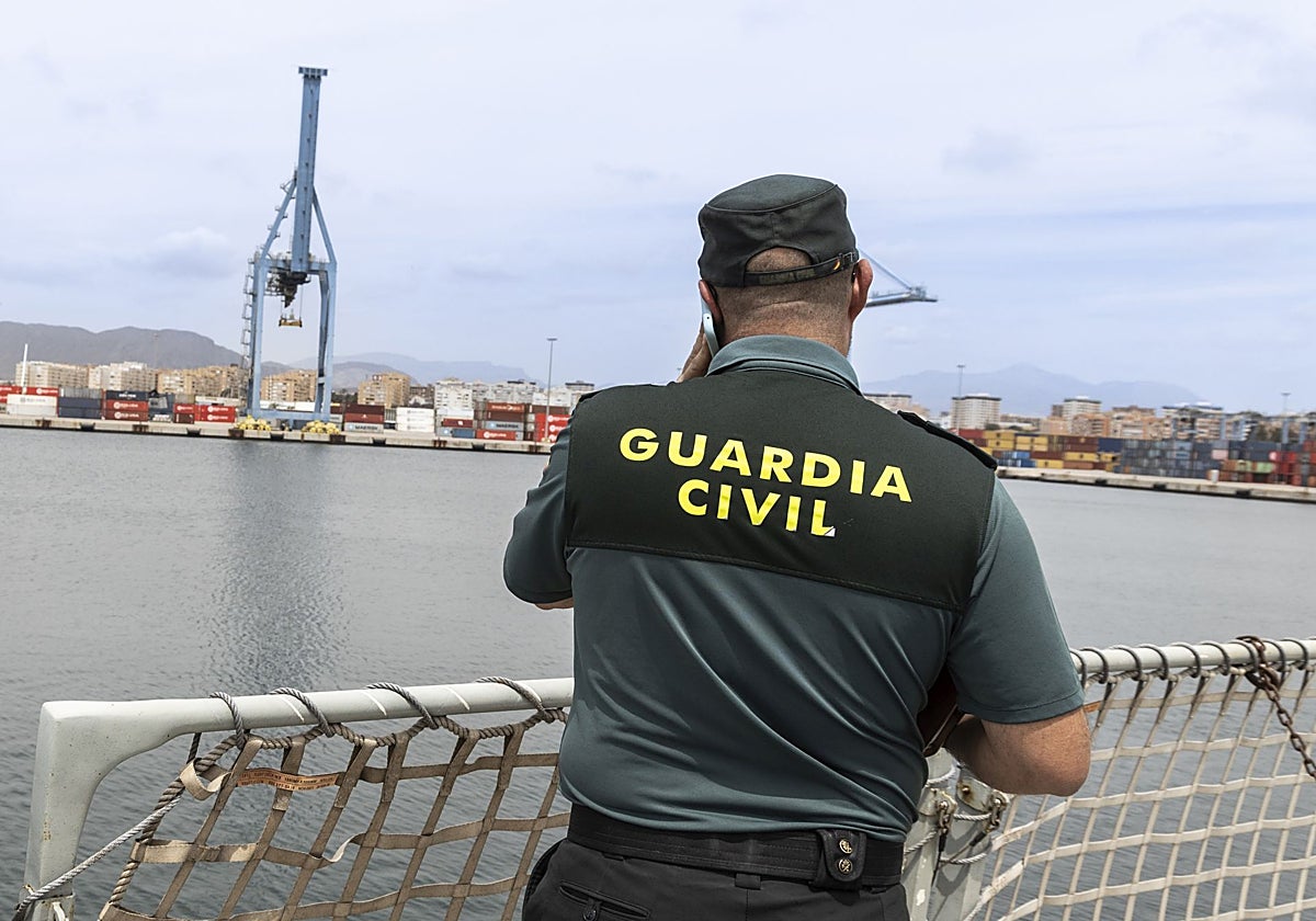 Imagen de archivo de un agente de la Guardia Civil en el Puerto de Alicante