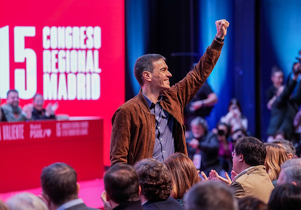 Sánchez, saludando a los delegados del 15 Congreso Regional del PSOE de Madrid, clausurado este domingo en Leganés
