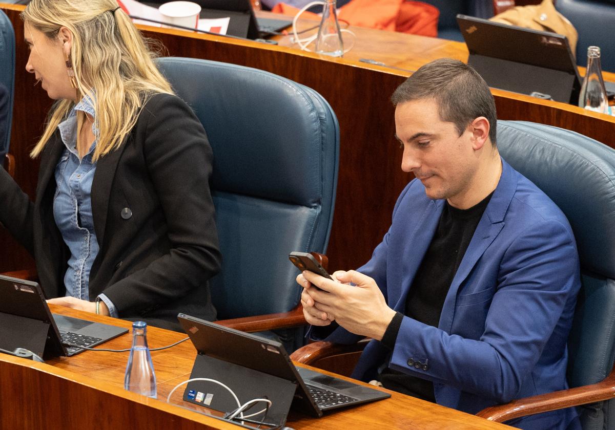 Juan Lobato, en una sesión de la Asamblea de Madrid