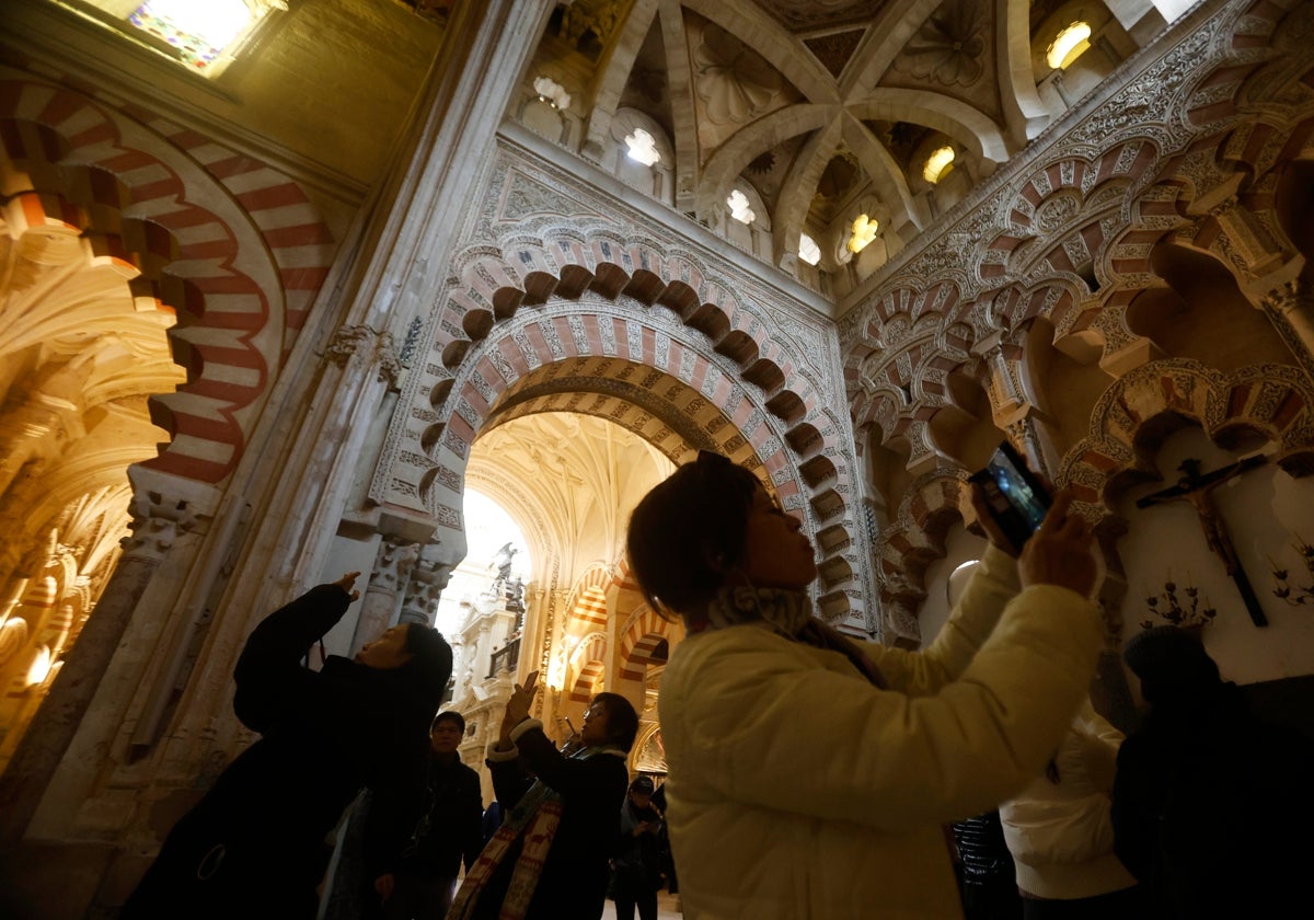 Turistas asiáticos en una de las capillas de la Mezquita-Catedral de Córdoba