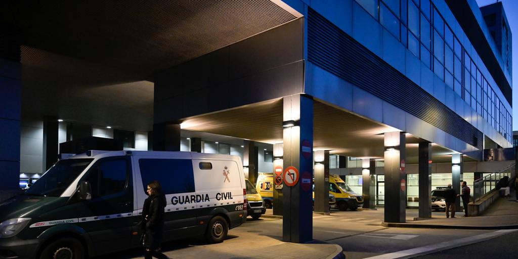 Un paciente agrede con un arma blanca a un enfermero y un guardia de seguridad en un hospital en La Coruña