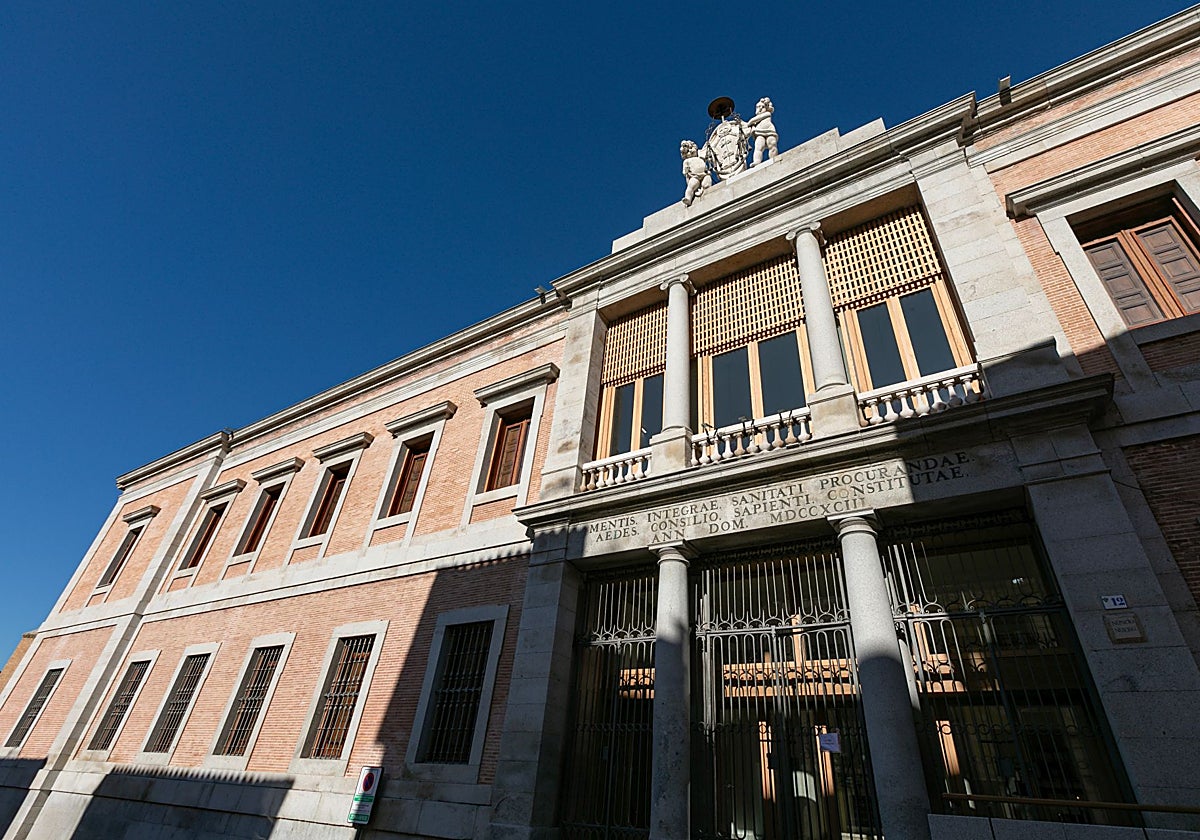 Un cartel de «acceso restringido» cuelga en la fachada, ya sin andamios, de la Consejería de Hacienda