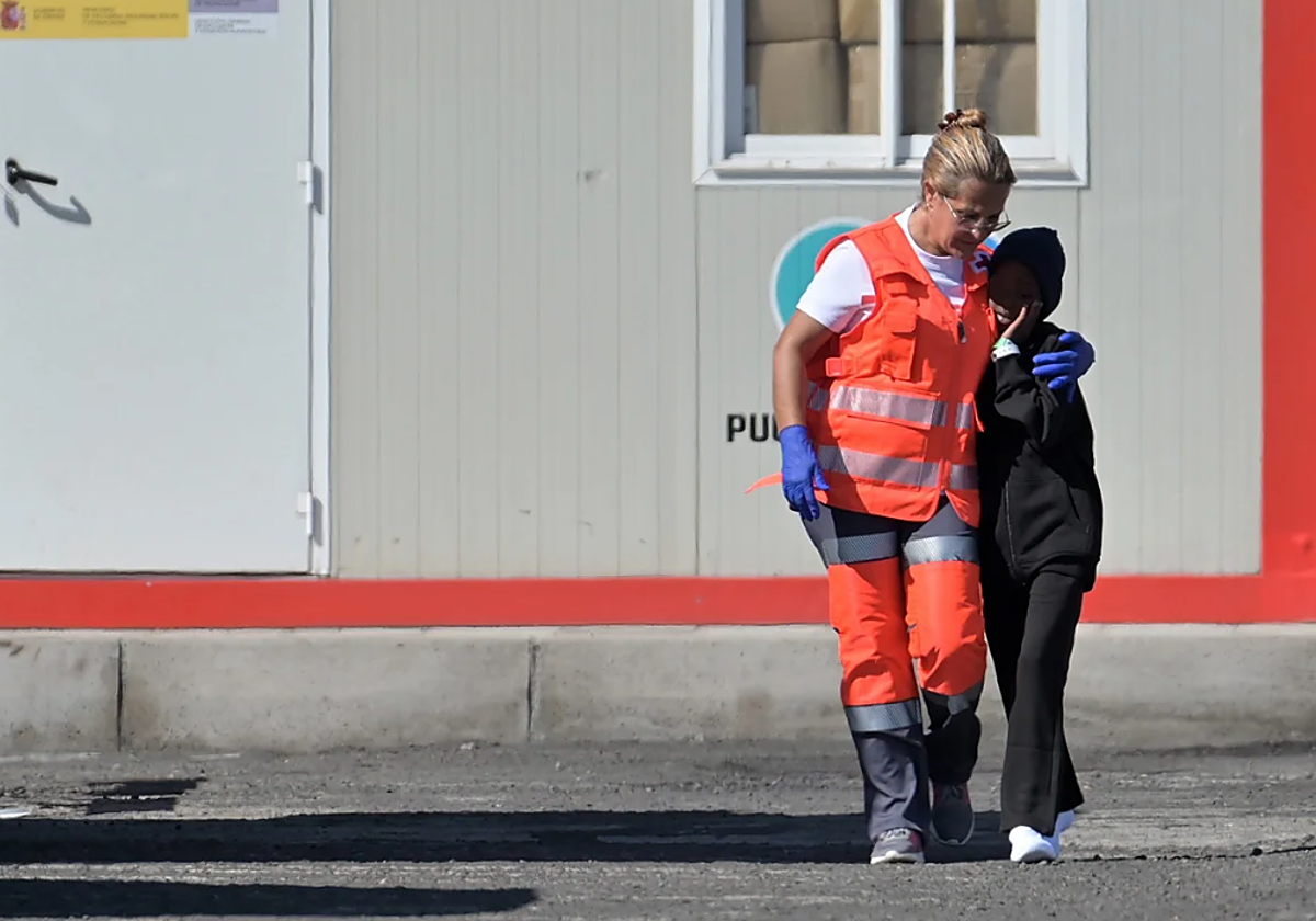 Cruz Roja atiene a un menor en el muelle de La Restinga recién llegado de un cayuco con 70 personas