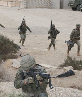 Imagen secundaria 2 - Los militares durante los ejercicios de formación en combate en la Legión en Almería