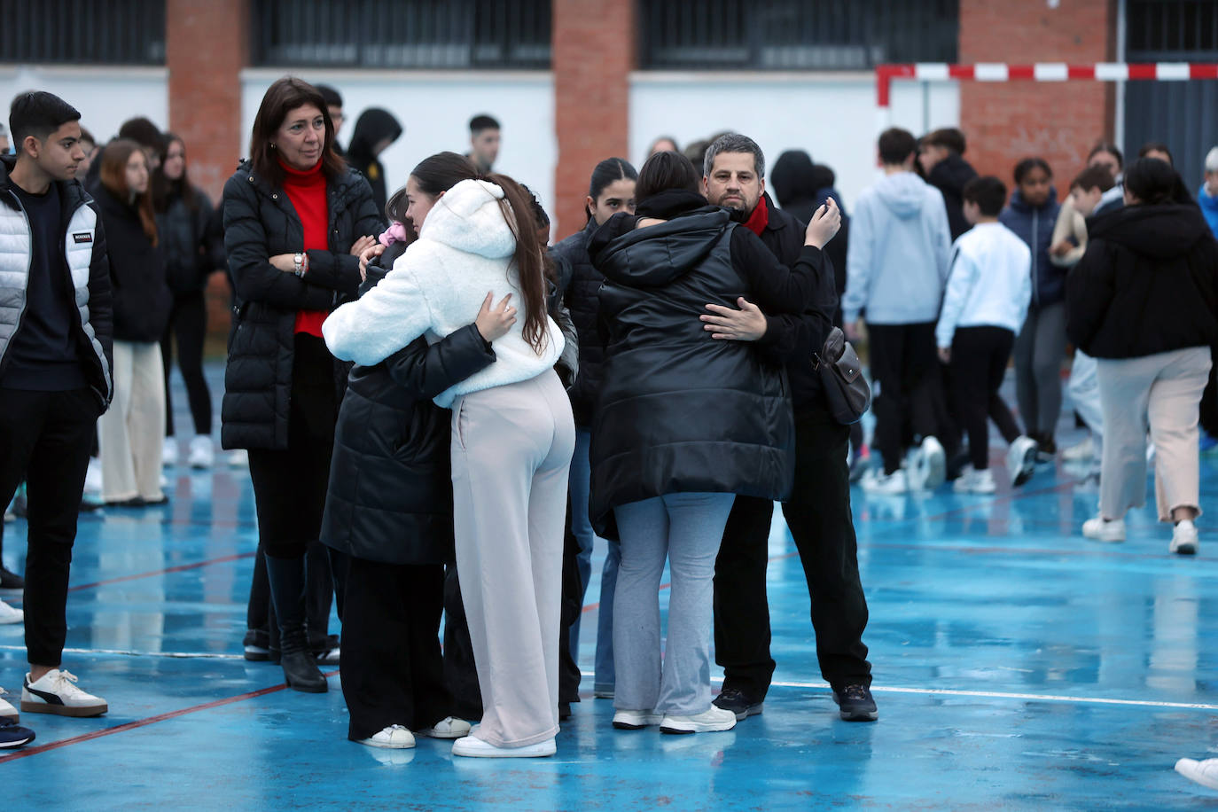 El emotivo minuto de silencio del IES Averrores por el joven apuñalado en Córdoba, en imágenes