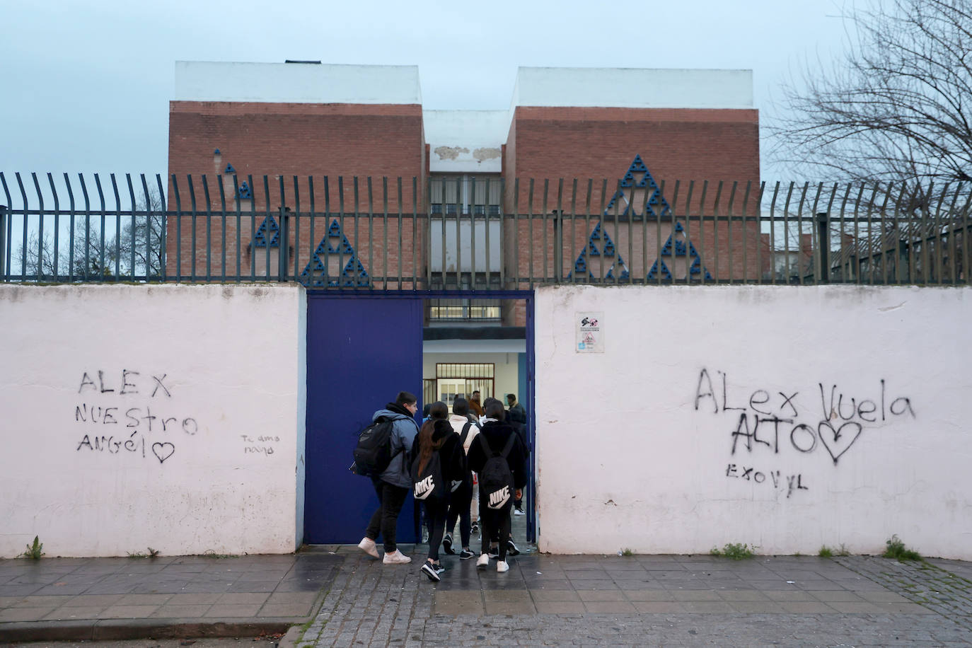 El emotivo minuto de silencio del IES Averrores por el joven apuñalado en Córdoba, en imágenes