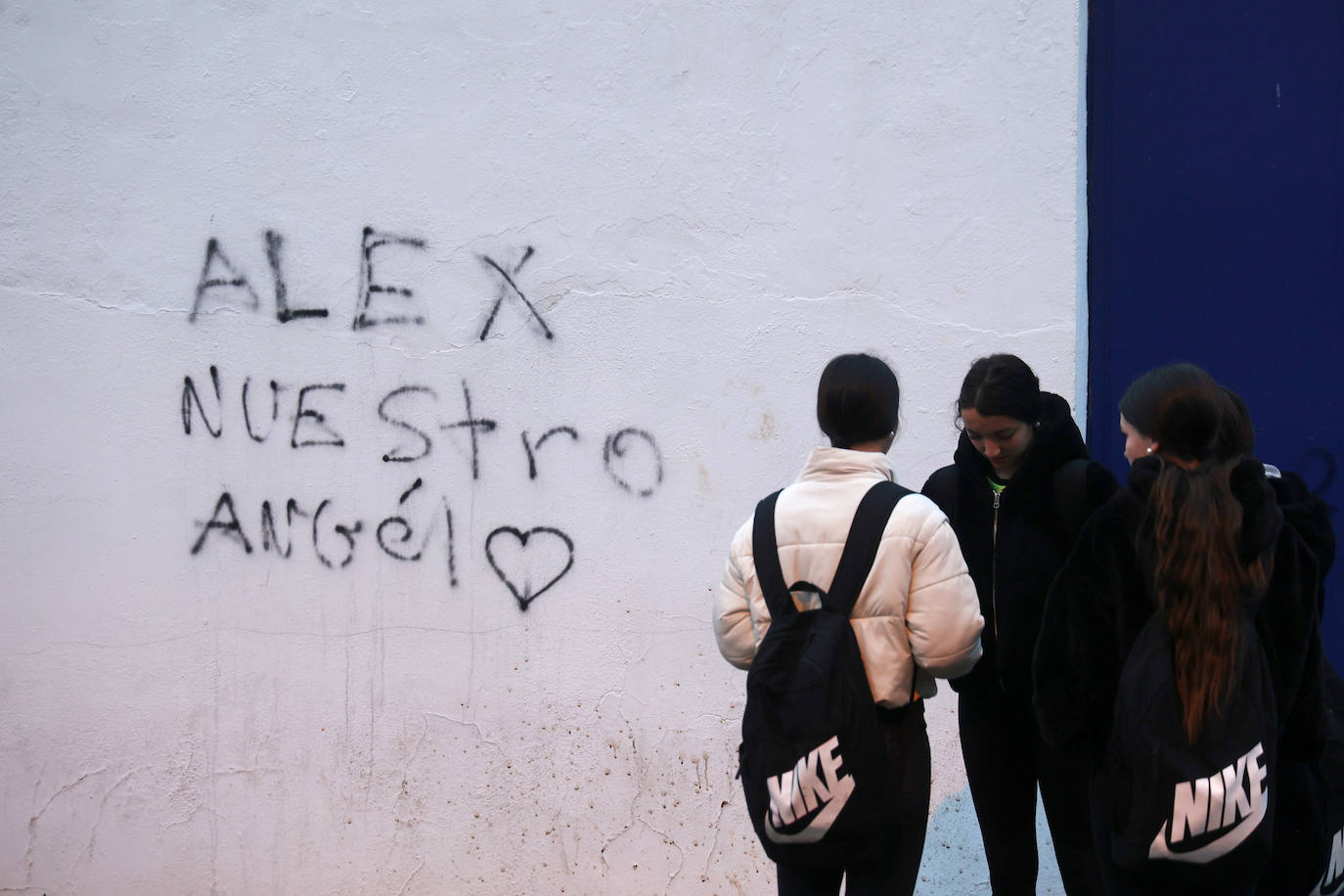 El emotivo minuto de silencio del IES Averrores por el joven apuñalado en Córdoba, en imágenes