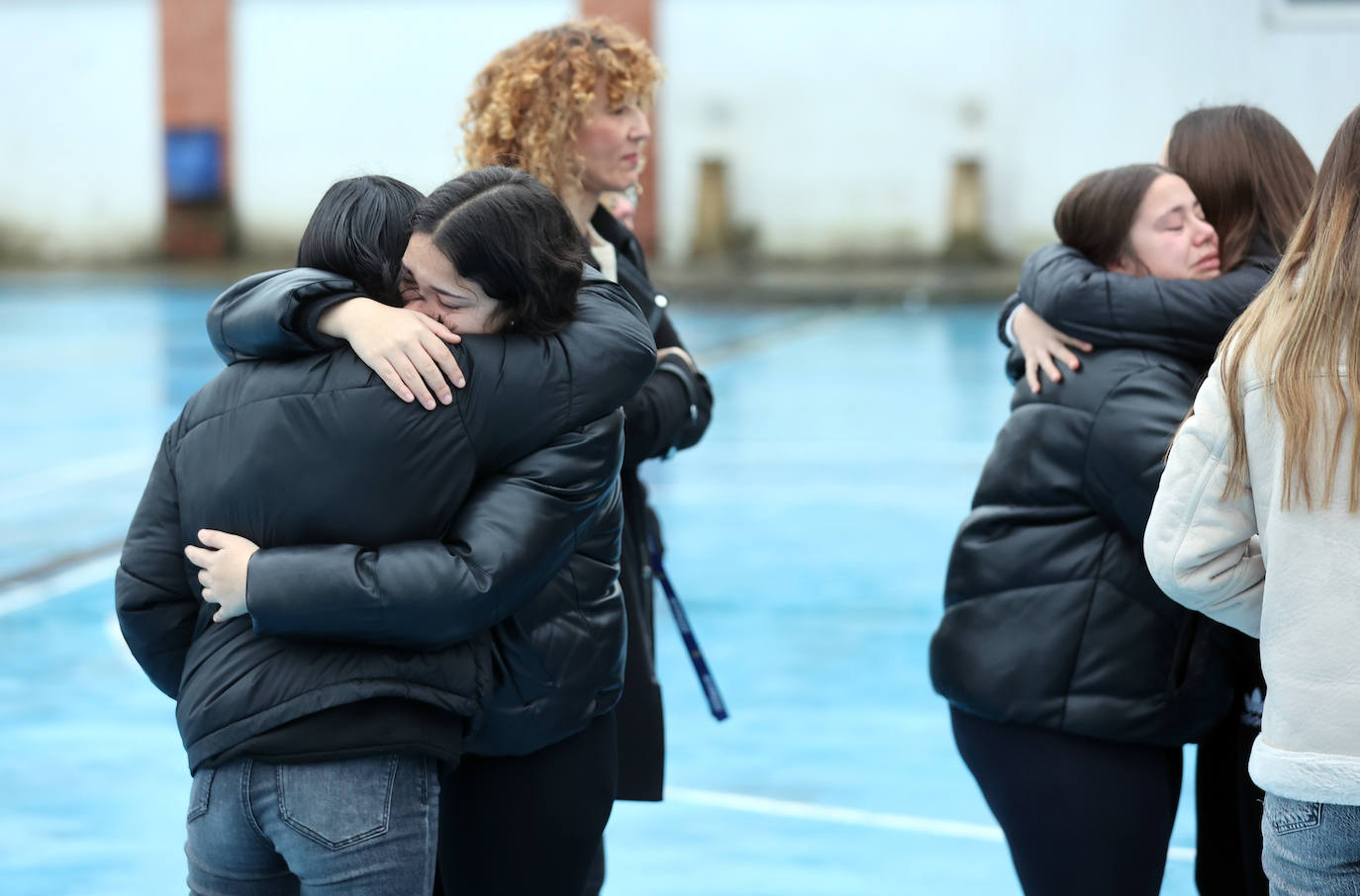 El emotivo minuto de silencio del IES Averrores por el joven apuñalado en Córdoba, en imágenes