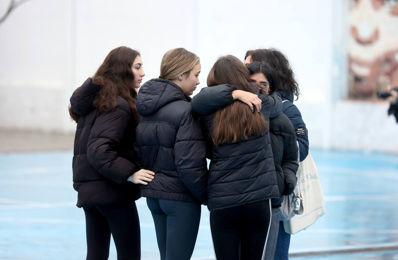 El emotivo minuto de silencio del IES Averrores por el joven apuñalado en Córdoba, en imágenes