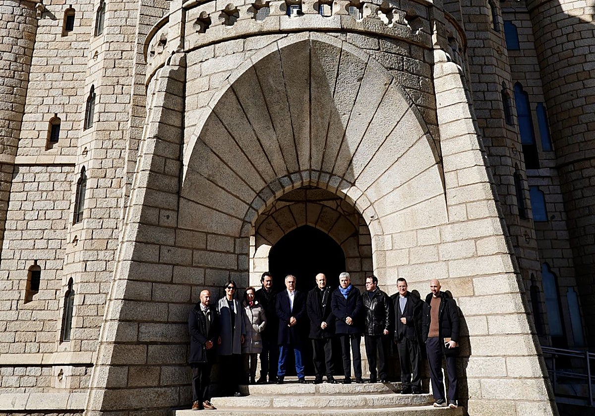 Presentación del proyecto Palacio de Gaudí 2026, con la presencia del director del Palacio, Víctor Murias; el escultor Amancio González; el obispo de Astorga, Jesús Fernández, y el delegado territorial de la Junta, Eduardo Diego, entre otros