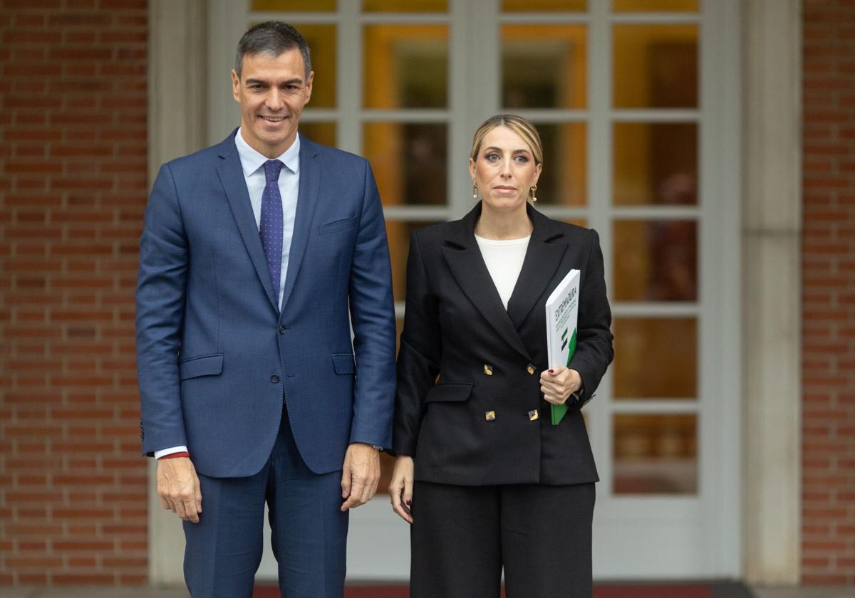 Pedro Sánchez junto a María Guardiola en la visita de la extremaña a Moncloa