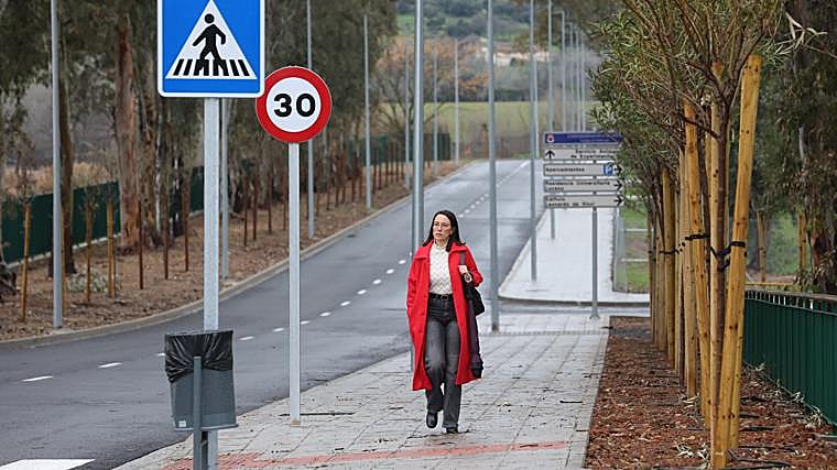Una mujer pasea por la zona reurbanizada del campus de Rabanales