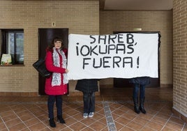 Infierno okupa sin fin en El Yesero de Vallecas: «Nos amenazan y nos tiran carne podrida»