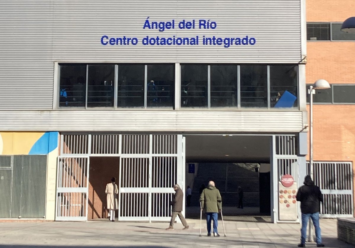 Entrada del centro dotacional integrado Ángel del Río, en Arganzuela, situado sobre la parcela de la antigua estación sur de autobuses