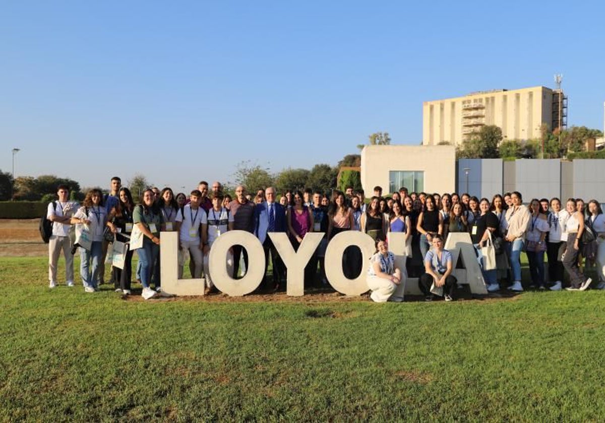 Alumnos de la primera promoción de Enfermería de Loyola